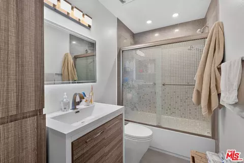 Bath - 552 E Palm Ave #C, Burbank, CA 91501 photo 3 of 4