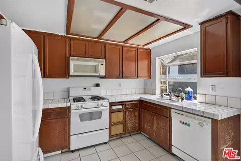 Kitchen - 1718 Polo Ct, Lancaster, CA 93535 photo 2 of 4