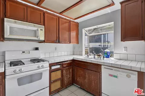 Kitchen - 1718 Polo Ct, Lancaster, CA 93535 photo 4 of 4