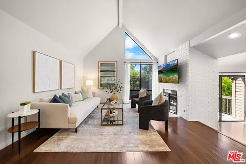 835 S Lucerne Blvd #310, Los Angeles, CA 90005
