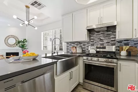 11110 Camarillo St #122, Toluca Lake, CA 91602