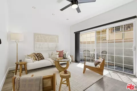 11110 Camarillo St #122, Toluca Lake, CA 91602