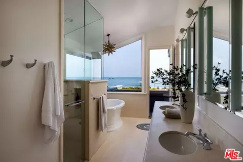 Bath - 4217 Avenue Del Mar, Carpinteria, CA 93013 photo 1 of 1