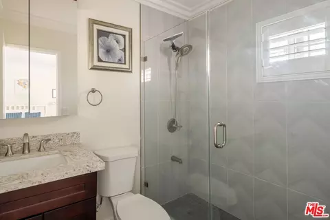 Bath - 718 N Raymond Ave #6, Pasadena, CA 91103 photo 3 of 3