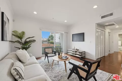 906 S Serrano Ave #401, Los Angeles, CA 90006