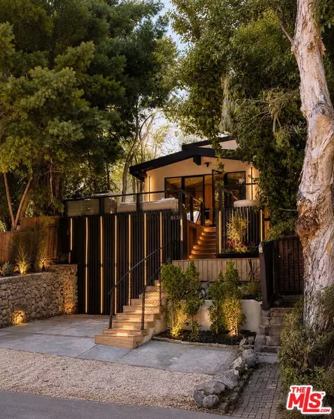 8631 Lookout Mountain Ave, Los Angeles, CA 90046