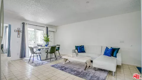 302 E Chestnut Ave #215, Santa Ana, CA 92701