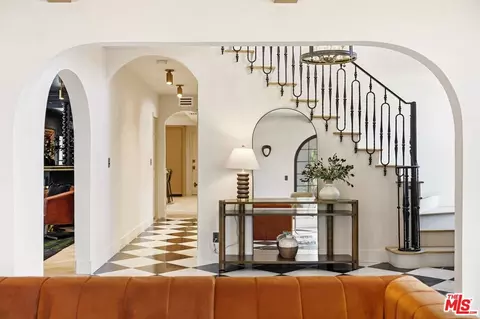 8244 Skyline Dr, Los Angeles, CA 90046