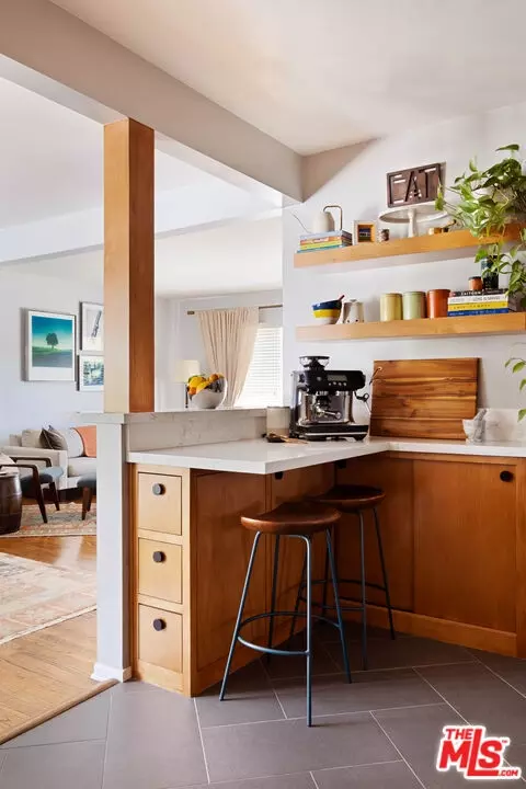 Kitchen - 6237 Belmar Ave, Tarzana, CA 91335 photo 4 of 6