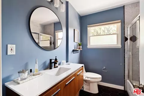 Bath - 6237 Belmar Ave, Tarzana, CA 91335 photo 3 of 4