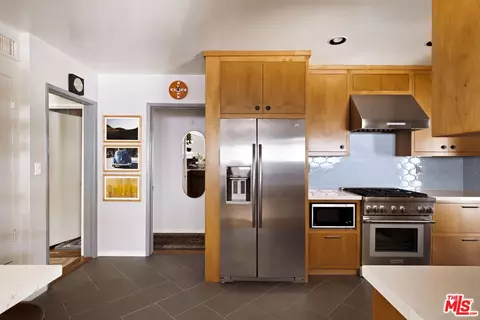 Kitchen - 6237 Belmar Ave, Tarzana, CA 91335 photo 2 of 6