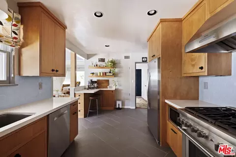Kitchen - 6237 Belmar Ave, Tarzana, CA 91335 photo 3 of 6