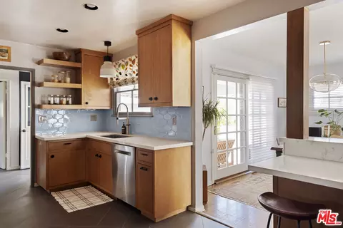 Kitchen - 6237 Belmar Ave, Tarzana, CA 91335 photo 5 of 6
