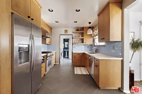 Kitchen - 6237 Belmar Ave, Tarzana, CA 91335 photo 6 of 6