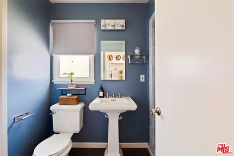 Bath - 6237 Belmar Ave, Tarzana, CA 91335 photo 1 of 4