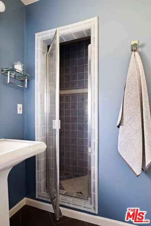 Bath - 6237 Belmar Ave, Tarzana, CA 91335 photo 2 of 4