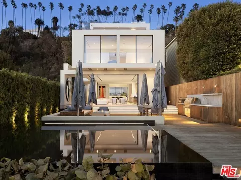 547 Palisades Beach Rd, Santa Monica, CA 90402