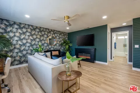 Living - 61664 Crest Circle Dr, Joshua Tree, CA 92252 photo 2 of 3