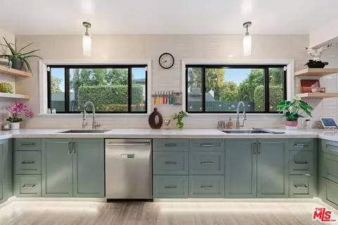 5220 Mary Ellen Ave, Sherman Oaks, CA 91401