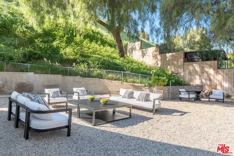 Exterior - 10327 Wheatland Ave, Sunland, CA 91040 photo 5 of 11
