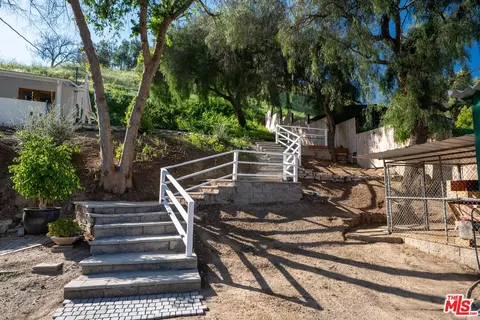 Exterior - 10327 Wheatland Ave, Sunland, CA 91040 photo 6 of 11