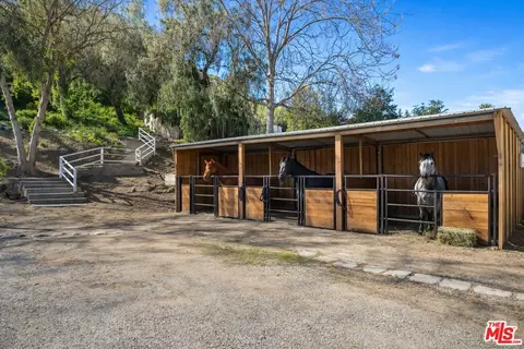 Exterior - 10327 Wheatland Ave, Sunland, CA 91040 photo 8 of 11