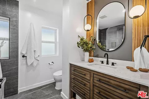 Bath - 10327 Wheatland Ave, Sunland, CA 91040 photo 1 of 1