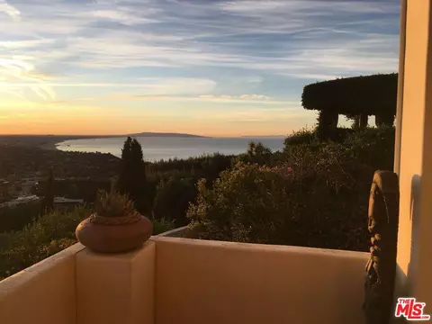 1058 Vista Grande Dr, Pacific Palisades, CA 90272