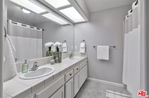 Bath - 1459 Hillsboro Ave, Madera, CA 93637 photo 1 of 4