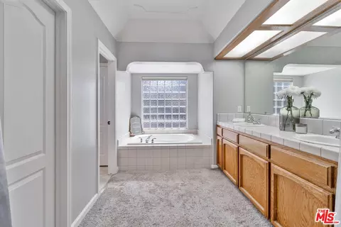 Bath - 1459 Hillsboro Ave, Madera, CA 93637 photo 3 of 4