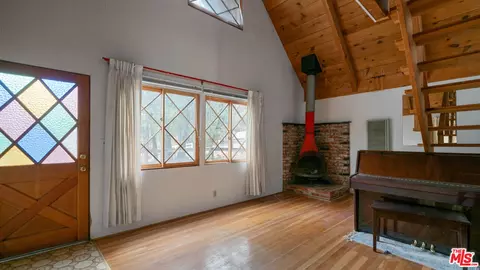 Living - 834 Victoria Ln, Sugarloaf, CA 92386 photo 1 of 2