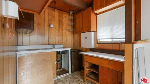 Kitchen - 834 Victoria Ln, Sugarloaf, CA 92386 photo 1 of 1