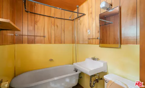 Bath - 834 Victoria Ln, Sugarloaf, CA 92386 photo 1 of 1