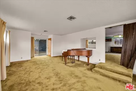 Living - 8686 Uphill Rd, Joshua Tree, CA 92252 photo 6 of 8