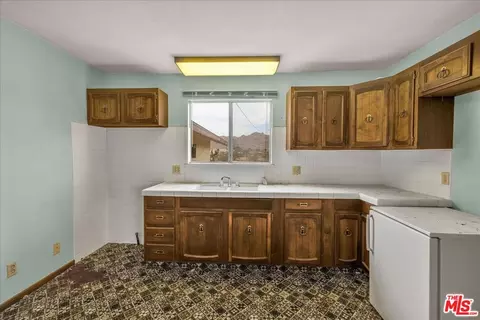 Kitchen - 8686 Uphill Rd, Joshua Tree, CA 92252 photo 2 of 3