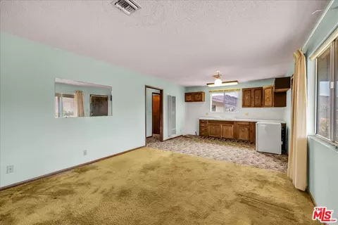 Living - 8686 Uphill Rd, Joshua Tree, CA 92252 photo 3 of 8