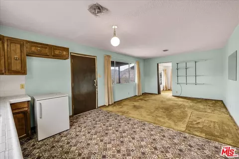 Living - 8686 Uphill Rd, Joshua Tree, CA 92252 photo 4 of 8