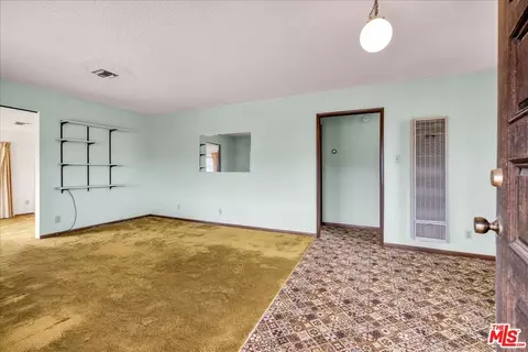 Living - 8686 Uphill Rd, Joshua Tree, CA 92252 photo 2 of 8