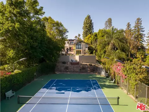 16820 Oak View Dr, Encino, CA 91436