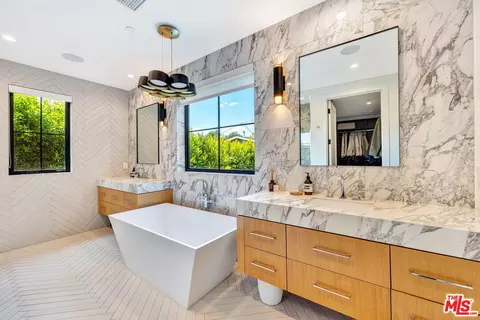 Bath - 4145 Tujunga Ave, Studio City, CA 91604 photo 2 of 2