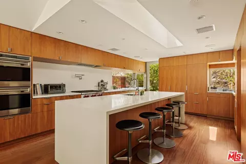 840 Leonard Rd, Los Angeles, CA 90049