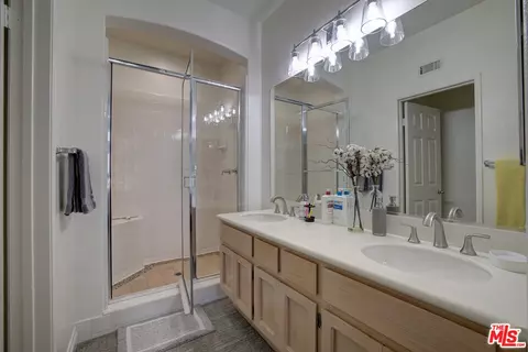 Bath - 12630 Springbrook Dr #E, San Diego, CA 92128 photo 2 of 3