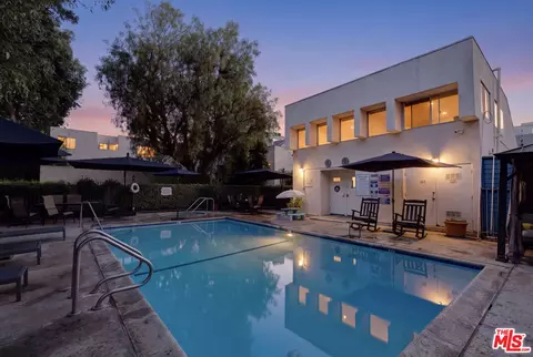 18411 Hatteras St #246, Tarzana, CA 91356