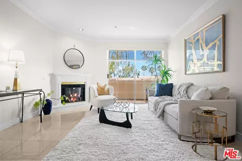 7218 Hillside Ave #202, Los Angeles, CA 90046