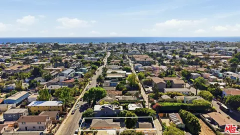 563 Brooks Ave, Venice, CA 90291 photo 2