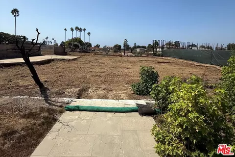 711 Chapala Dr, Pacific Palisades, CA 90272