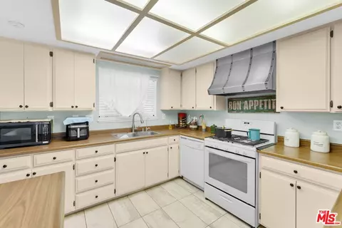 Kitchen - 35335 89th St, Littlerock, CA 93543 photo 3 of 4