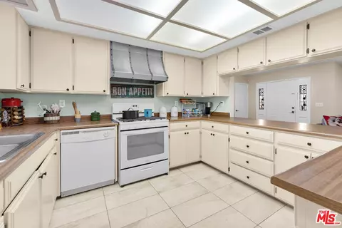 Kitchen - 35335 89th St, Littlerock, CA 93543 photo 2 of 4