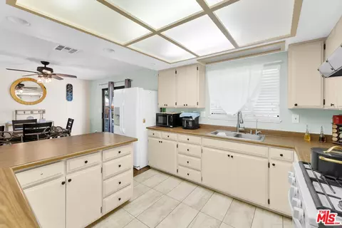 Kitchen - 35335 89th St, Littlerock, CA 93543 photo 4 of 4