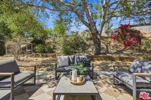 Exterior - 575 E Thomas St, Oak View, CA 93022 photo 3 of 9